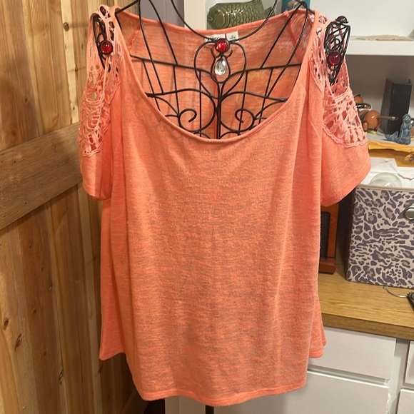 🦀🦀🦀BOGOHO 🦀🦀🦀Cato Cold Shoulder Coral Color Top - Picture 1 of 8